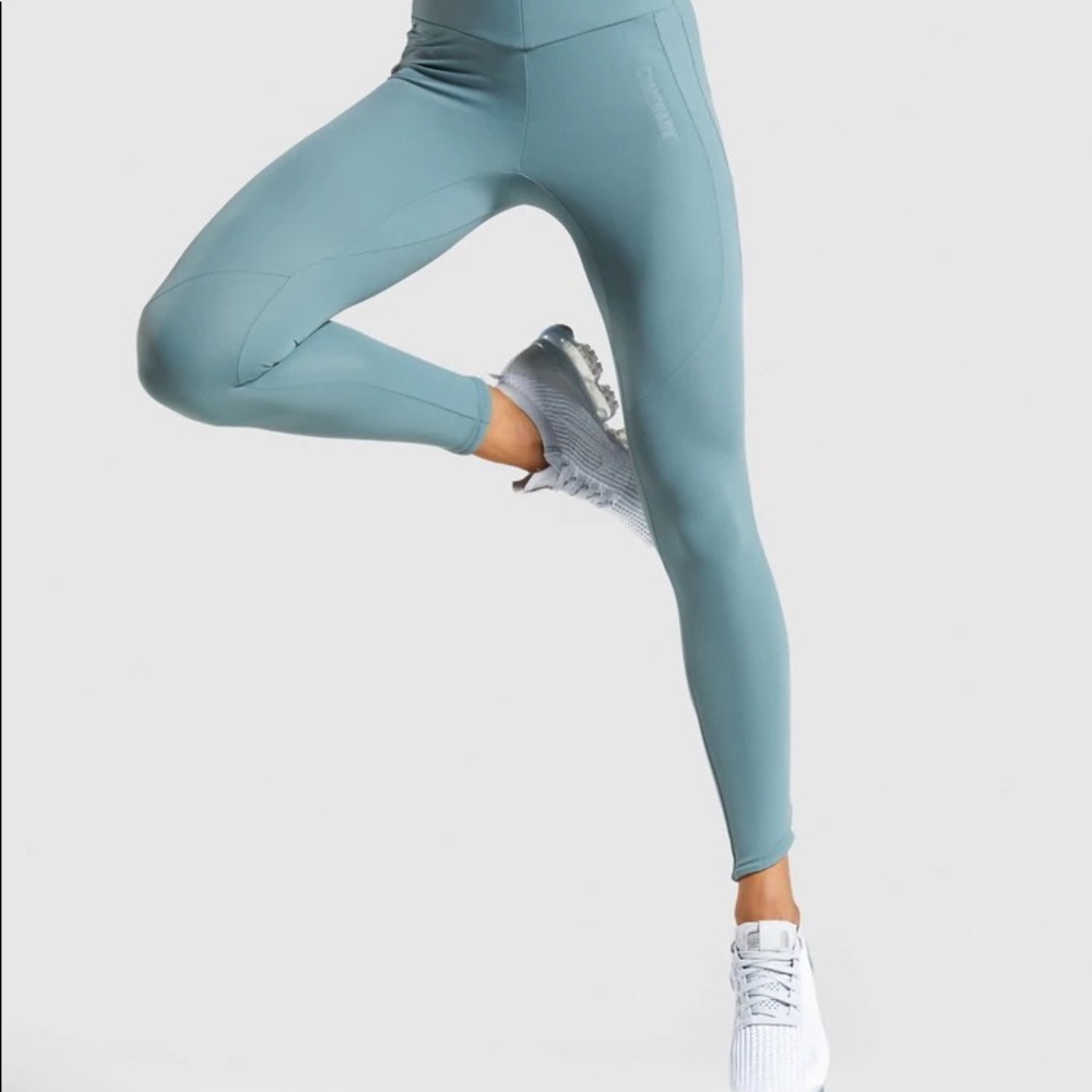 Gym shark leggings